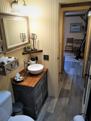 Douche, sèche-cheveux, serviettes fournies, savon