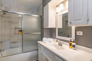 Combined shower/tub, hair dryer, towels - Spacious, and centrally Located, 25 minutes from the Center of Downtown Dallas (Garland)