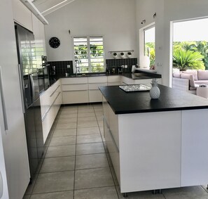 Kühlschrank, Mikrowelle, Ofen, Geschirrspüler