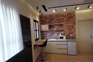 Réfrigérateur, micro-ondes, plaque de cuisson, cafetiÚre/bouilloire