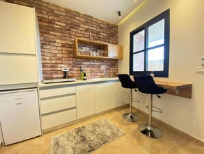 Kühlschrank, Mikrowelle, Herdplatte, Wasserkocher mit Kaffee-/Teezubehör