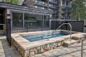 Outdoor spa tub - Westwind 301 (Vail)