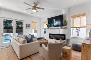 Smart-TV, Kamin, Bücher, Smart Speakers