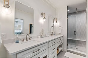 Combined shower/bathtub, hair dryer, towels, soap - Nearly New Home w/ Heated Pool & Golf Cart, 5 min walk to Blue Mtn Beach, FL-30A (Santa Rosa Beach)