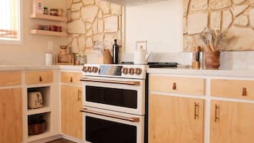 Een koelkast, een oven, een kookplaat, een vaatwasser