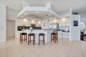 Fridge, microwave, oven, stovetop - VILLA WATERFRONT– HEATED POOL & SPA | WATERVIEW | BOAT RENTAL + TOURS VOUCHER INCL. (Cape Coral)