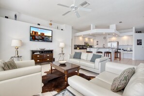Smart TV, books, stereo - VILLA WATERFRONT– HEATED POOL & SPA | WATERVIEW | BOAT RENTAL + TOURS VOUCHER INCL. (Cape Coral)