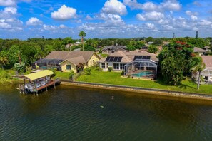Exterior - VILLA WATERFRONT– HEATED POOL & SPA | WATERVIEW | BOAT RENTAL + TOURS VOUCHER INCL. (Cape Coral)