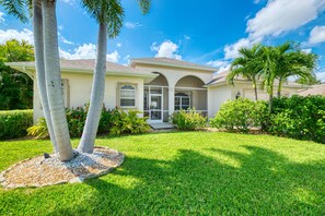Exterior - VILLA WATERFRONT– HEATED POOL & SPA | WATERVIEW | BOAT RENTAL + TOURS VOUCHER INCL. (Cape Coral)