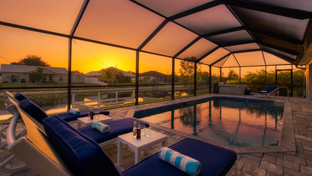 Pool - VILLA APOLLO – HEATED POOL & SPA | WATER VIEW | BOAT RENTAL + TOURS VOUCHER INCL. (Cape Coral)
