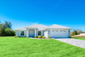 Exterior - VILLA APOLLO – HEATED POOL & SPA | WATER VIEW | BOAT RENTAL + TOURS VOUCHER INCL. (Cape Coral)