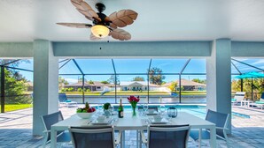 Outdoor dining - VILLA APOLLO – HEATED POOL & SPA | WATER VIEW | BOAT RENTAL + TOURS VOUCHER INCL. (Cape Coral)
