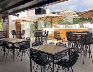 Quầy bar bên hồ bơi