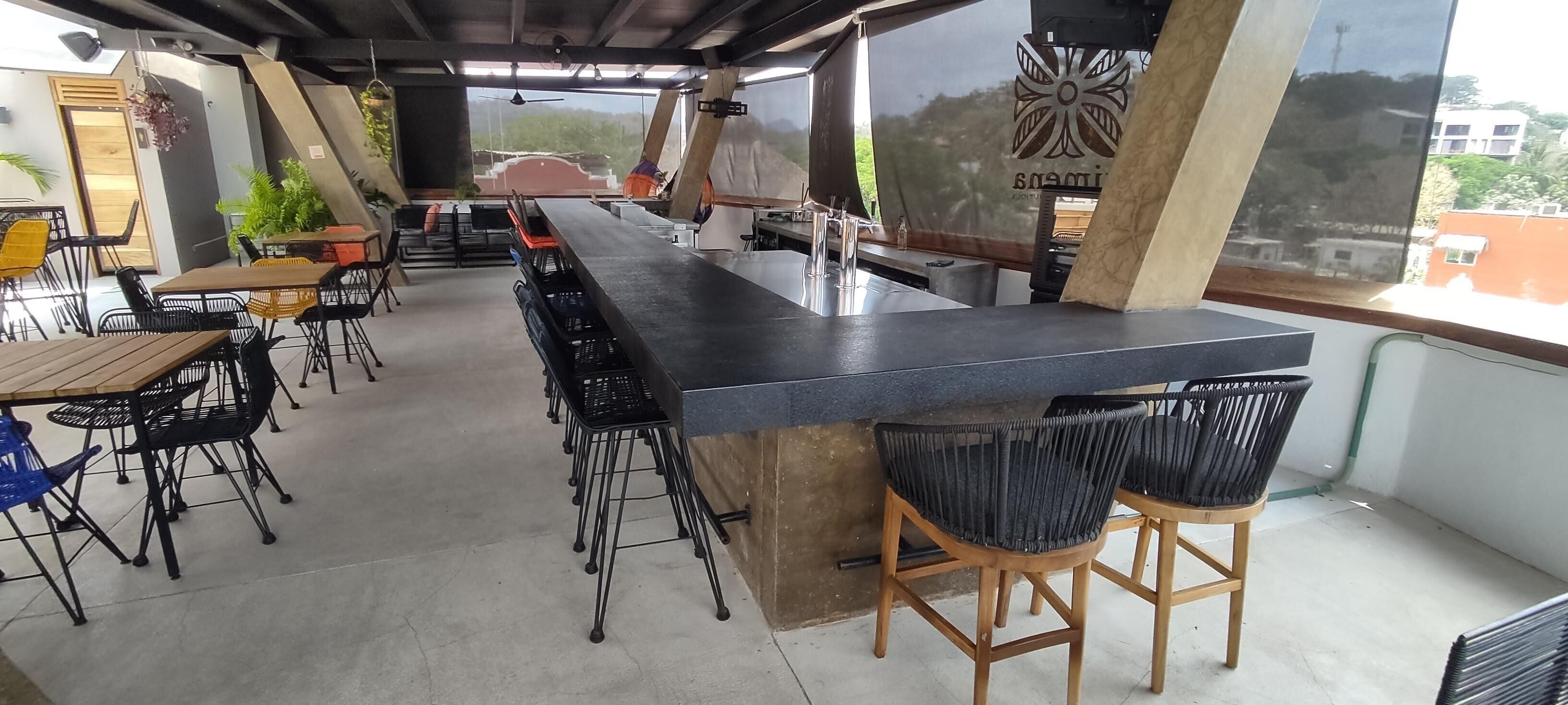 Quầy bar bên hồ bơi