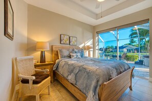 3 dormitorios, escritorio, tabla de planchar con plancha y cuna de viaje