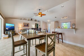 Dining - VILLA BOATERS DREAM – HEATED POOL & SPA | GULF ACCESS | BOAT RENTAL + TOURS VOUCHER INCL. (Cape Coral)