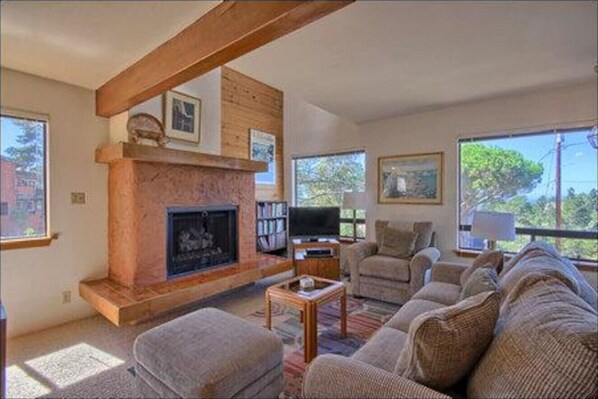 Smart TV, fireplace - 2620 Merlyn Ave. Lodge Hill (Cambria)
