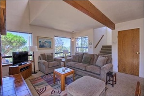 Smart TV, fireplace - 2620 Merlyn Ave. Lodge Hill (Cambria)