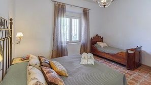 3 habitaciones, tabla de planchar con plancha, cuna de viaje y wifi 