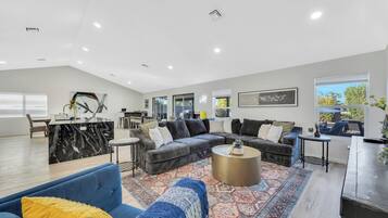 Smart-tv, bordsfotboll och en stereo