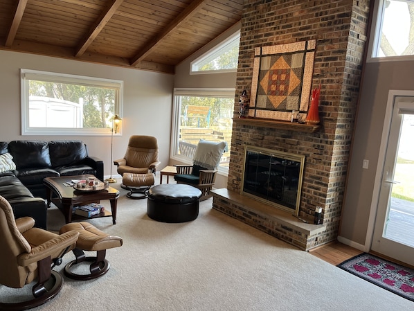 Smart TV, fireplace, books - Beautiful Riverhaus Setting (McHenry)