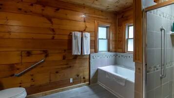 Badewanne, Haartrockner, Handtücher, Seife