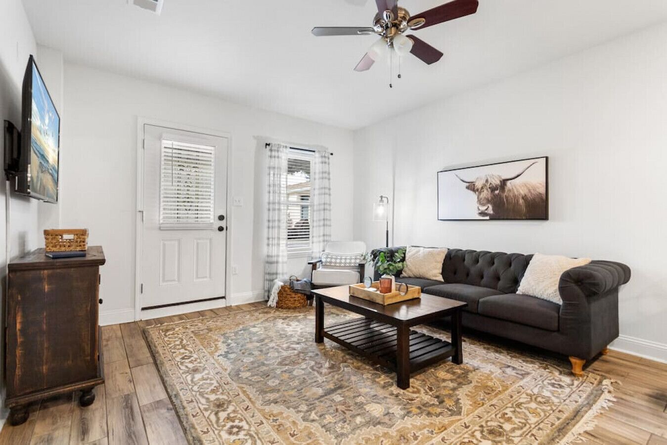 Cozy Farmhouse Apartment in Downtown, Free Parking