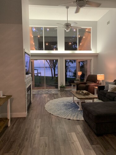 Waterfront 1 level house w/ 108' of Unobstructed Views,HUGE Yard and double dock