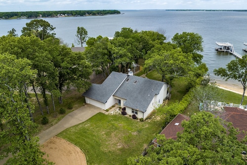 Waterfront 1 level house w/ 108' of Unobstructed Views,HUGE Yard and double dock