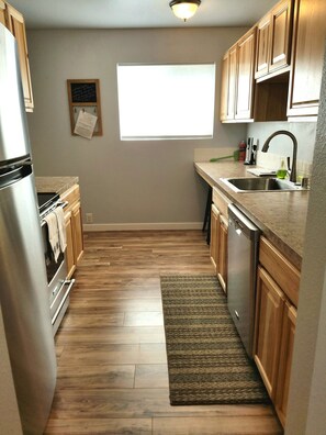 Private kitchen - Holland House Hanford Beach Bungalow (Richland)