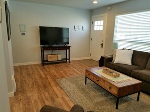 Living area - Holland House Hanford Beach Bungalow (Richland)