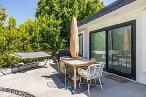 تناول الطعام بالخارج