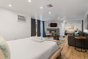 4 bedrooms, desk, travel cot, WiFi