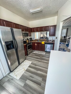 Micro-ondas, fogão, cooktop, lava-louças