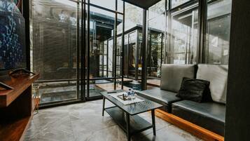 Smart TV, Netflix, heated floors, streaming services