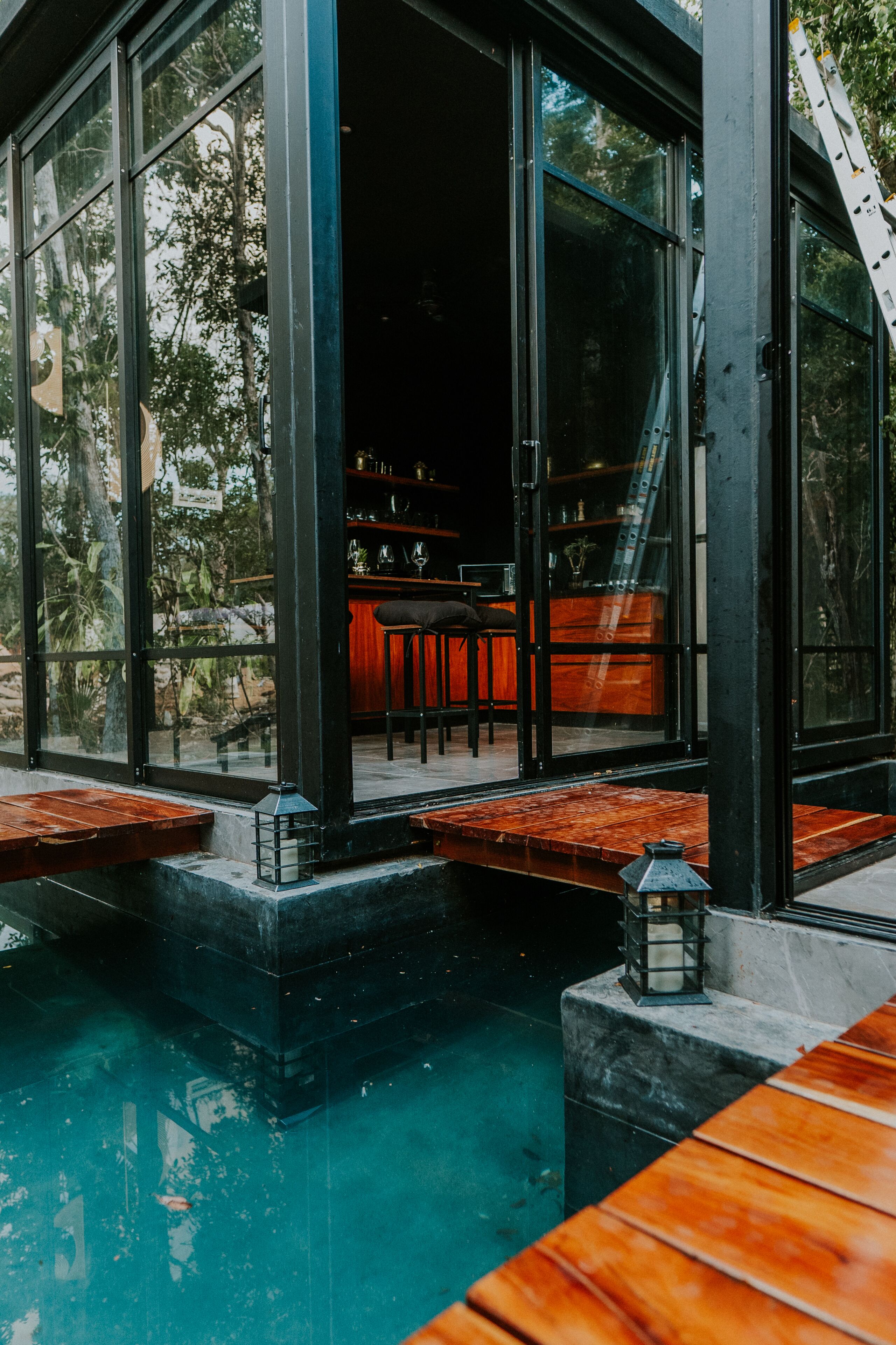 Een koelkast met diepvriezer, een microgolfoven, een oven