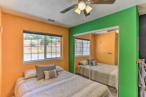 6 Schlafzimmer, Schreibtisch, Bügeleisen/Bügelbrett, Reisekinderbett