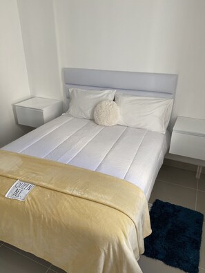 2 habitaciones, tabla de planchar con plancha, wifi y ropa de cama 