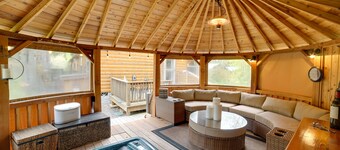 'Moose Lodge' Cabin w/ Entertainment Gazebo!