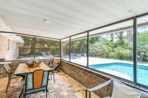 Dining - Sea Turtle- Heated Pool & King Beds, Near Amphitheatre, Historic Downtown, Beach (St. Augustine)