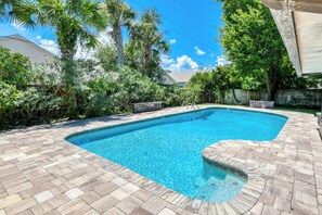 Outdoor pool, a heated pool - Sea Turtle- Heated Pool & King Beds, Near Amphitheatre, Historic Downtown, Beach (St. Augustine)