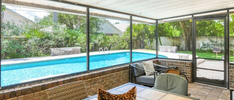 Utendørsbasseng og et oppvarmet basseng