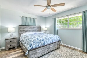 5 bedrooms, free WiFi, bed sheets - Sea Turtle- Heated Pool & King Beds, Near Amphitheatre, Historic Downtown, Beach (St. Augustine)