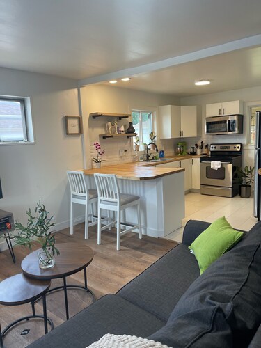Upstairs Suite Modern 2 Bedrooms & Bath, with Fully Stocked Kitchen, See Video