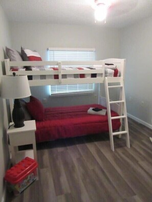 3 chambres, bureau, fer et planche à repasser, accès au Wi-Fi (inclus)