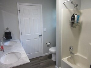 Combined shower/bathtub, hair dryer, towels, soap - Country Home Near Purdue Sleeps 8 (West Lafayette)