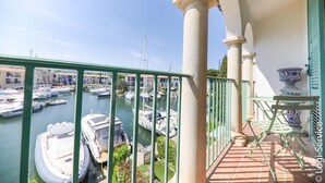 A balcony with a view of a marina, featuring boats and a clear sky. - Nice 4 bedroom house with mooring (PORT GRIMAUD)