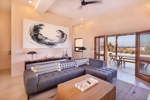 Smart TV, libros, estéreo