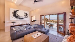 Smart-TV, Bücher, Stereoanlage