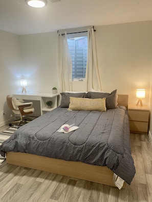 1 bedroom, desk, free WiFi, bed sheets - Adorable One Bedroom & Bathroom, Cute Kitchen (Denver)